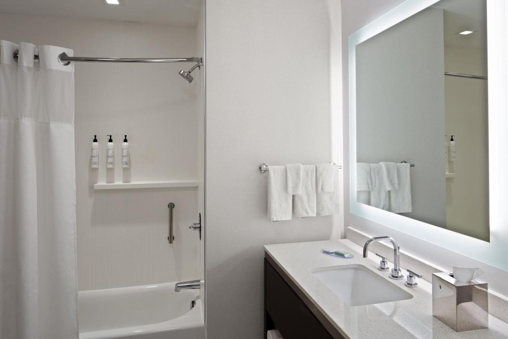 Towneplace Suites By Marriott Boston Logan Airport/Челси Экстерьер фото
